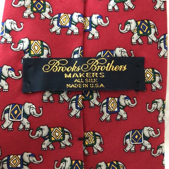 Like new! - BROOKS BROTHERS MAKERS Elephant Print 100% Silk Necktie - Picture 2 of 4